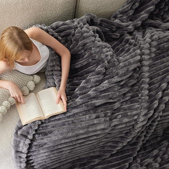 ✨Discover the Ultimate Striped Flannel Fleece Blanket – Your Cozy Companion for Every Season! 🌈🧣
