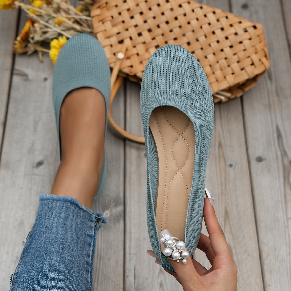 š Lightweight Square-Toe V-Cut Flats