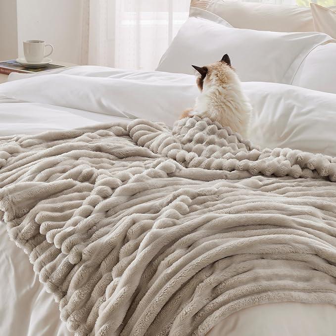 ✨Discover the Ultimate Striped Flannel Fleece Blanket – Your Cozy Companion for Every Season! 🌈🧣