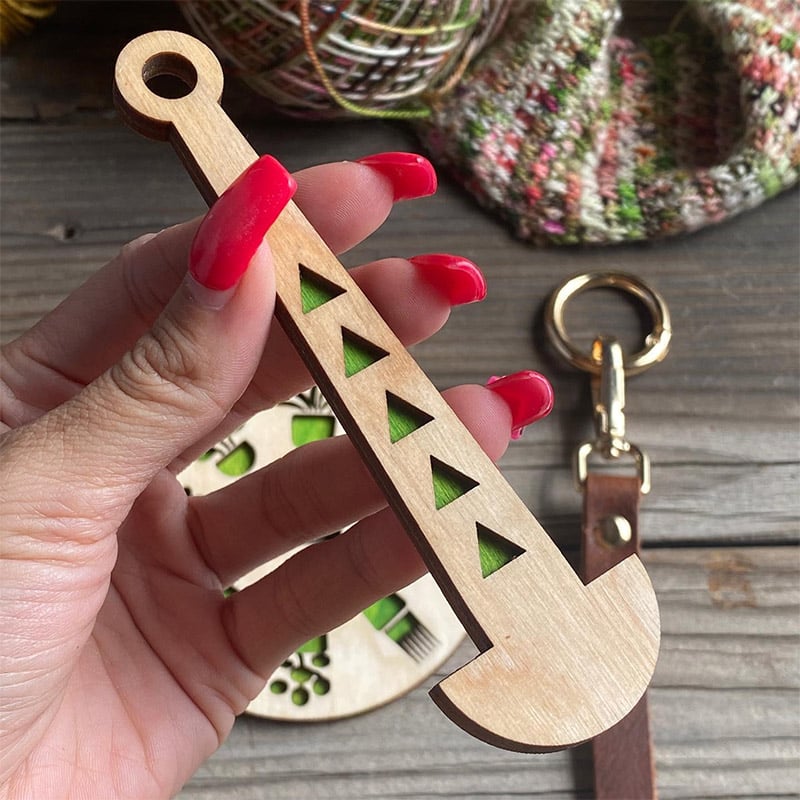 🔥Wooden Portable Yarn Holder - The Perfect Tool for Crochet Enthusiasts